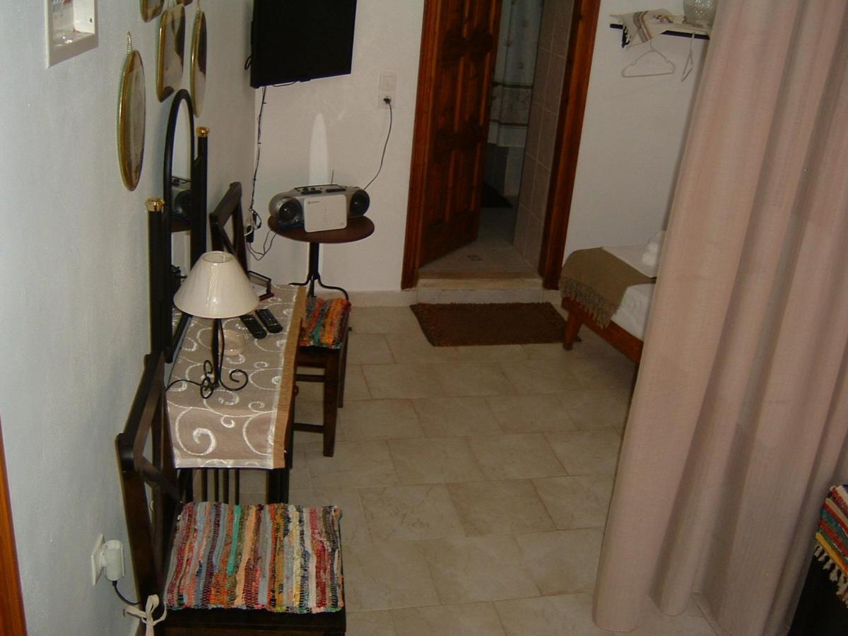 Yiayia'S Home Chalki Town Exterior photo